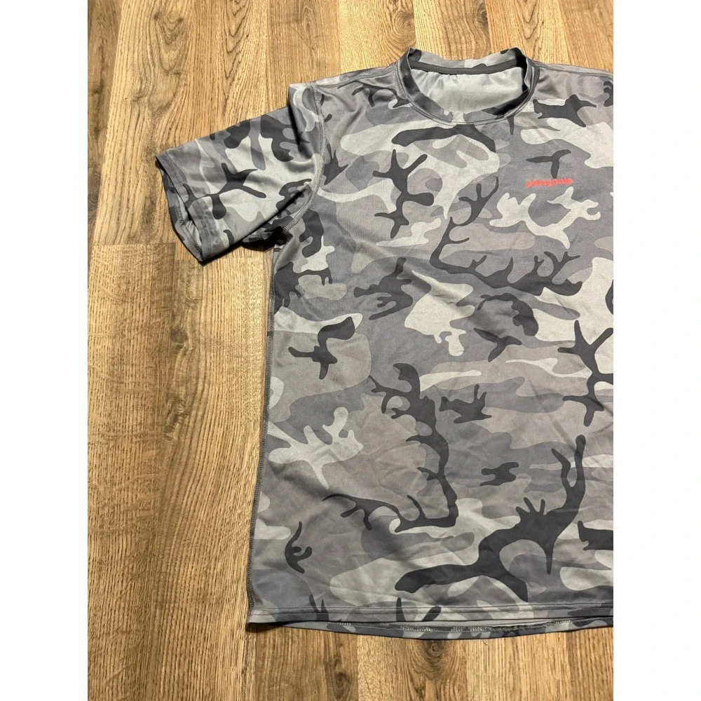 Patagonia Shirts Men Size Small Grey Short Sleeve Rash Guard Antler Print